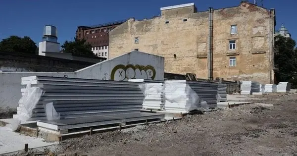 Місто самостійно демонтує незаконні конструкції на місці ринку «Добробут»