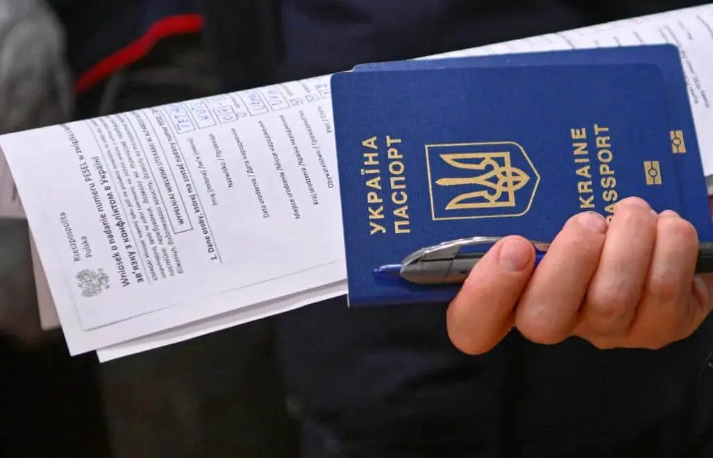МВС Польщі працює над урегулюванням статусу українців після вето Навроцького