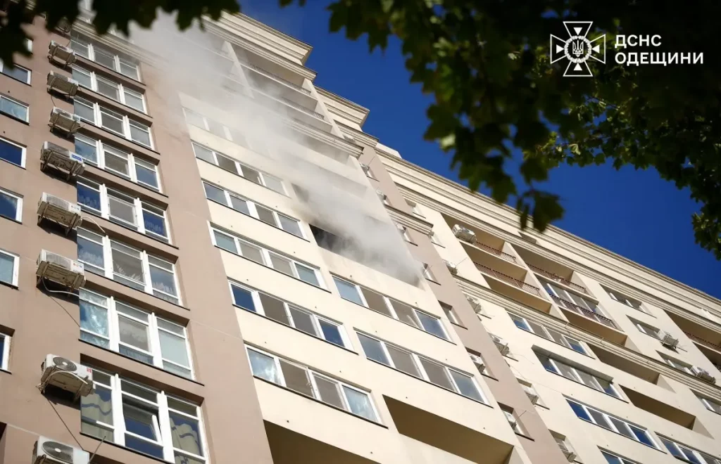В Одесі гасили пожежу на балконі житлової висотки: врятовано родину з дитиною (фото)
