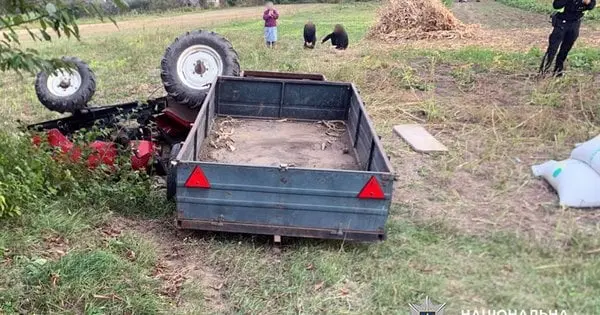 На Хмельниччині внаслідок перекидання мототрактора загинув місцевий житель