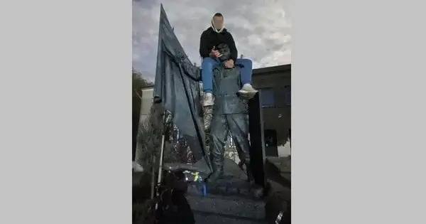 На Тернопільщині 16-річний хлопець виліз на пам'ятник Герою Небесної Сотні