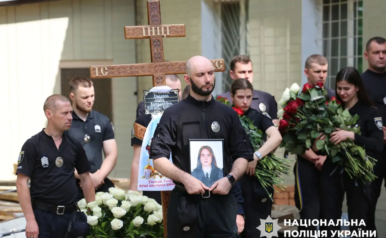 Загинула внаслідок російського ракетного удару по Києву: поліцейську Марію Дзюмагу провели в останню путь