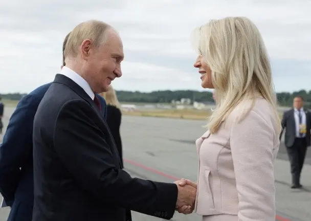 Помічниця Трампа зачарувала Путіна на Алясці: що відомо про таємничу жінку