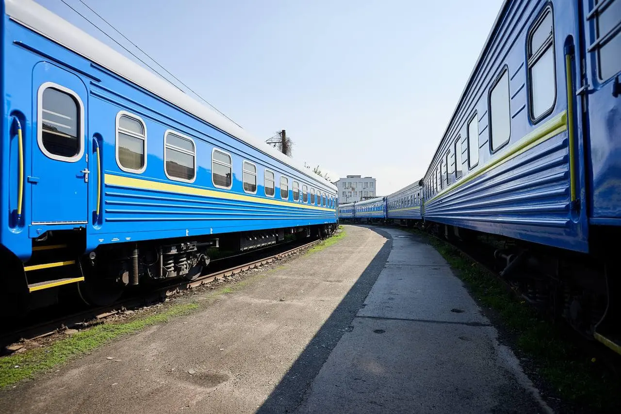 На Київщині через вибухи та пошкодження залізничної інфраструктури змінено рух поїздів