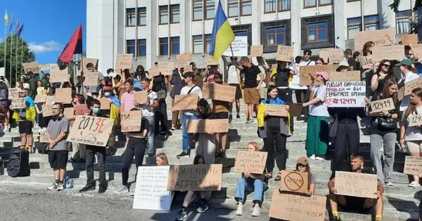 У Тернополі на мітинг на підтримку НАБУ і САП вийшло кілька сотень людей
