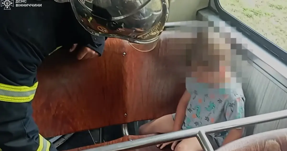 У Вінниці рятувальники допомогли хлопчику, чия нога застрягла між сидіннями трамвая