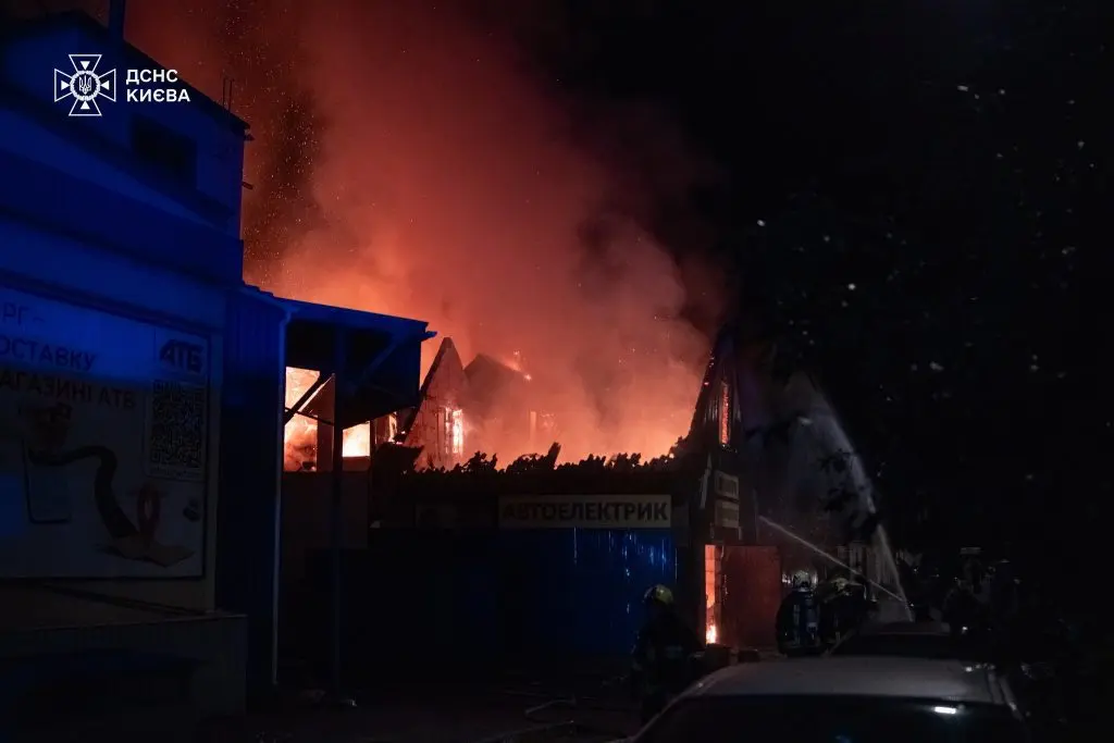 У Дарницькому районі пожежа знищила СТО та приватний будинок
