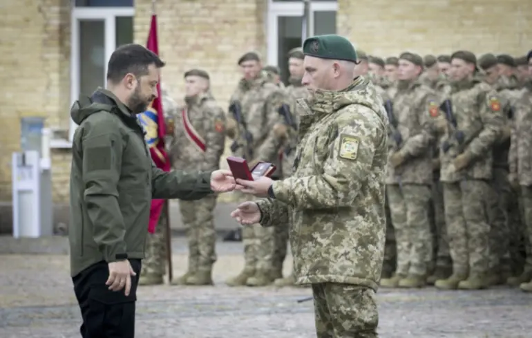 Продовжував бій з кулею в нозі: історія снайпера, який отримав орден «За мужність» від президента