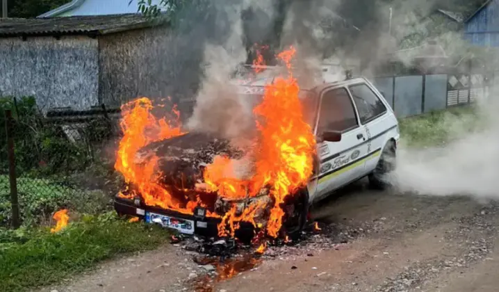 У Васловівцях через замкнення у відсіку двигуна згоріла автівка