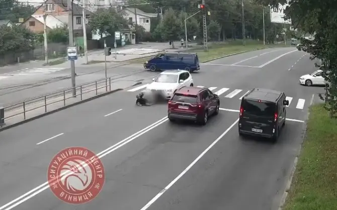 У Вінниці водійка BMW збила юнака, який переводив велосипед по «зебрі»
