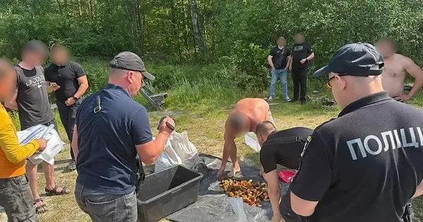 Поліція вилучила з підпільного цеху на Рівненщині бурштину на  2 млн грн
