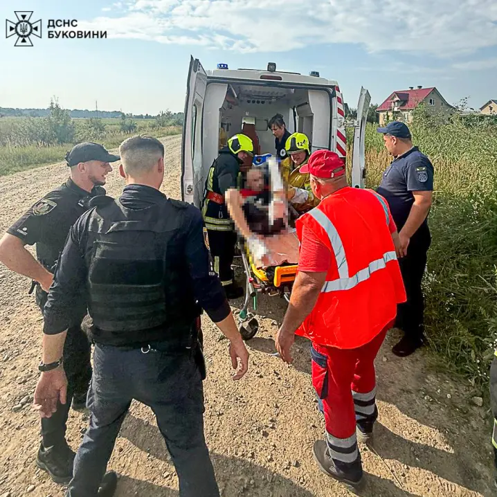 У Сторожинці рятувальники витягнули водія з перекинутого авто