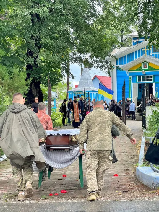 У Сокирянській громаді попрощались із загиблим захисником Віталієм Майстрюком