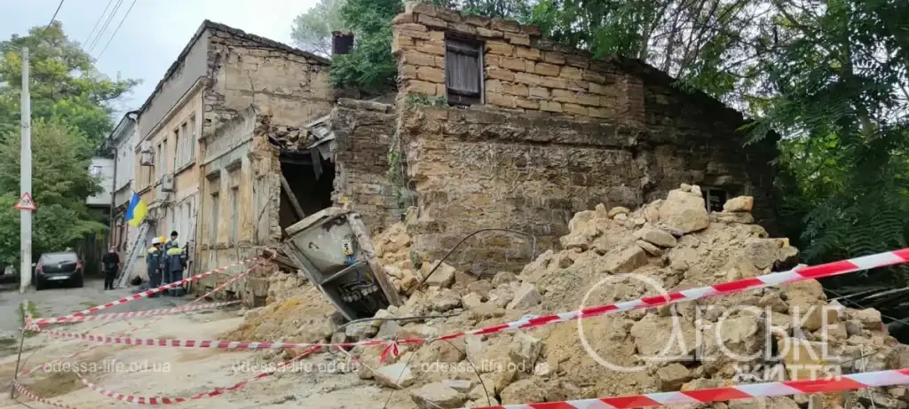 В Одесі на Прохоровській обвалилася стіна будинку: що залишилося від старовинної будівлі (фоторепортаж)
