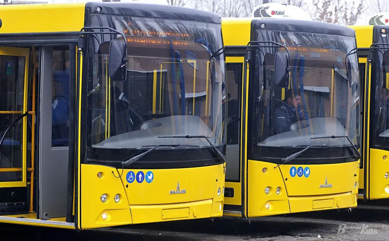 У Києві відновили рух двох автобусів після нічного обстрілу