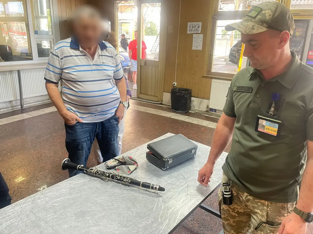 Пасажир автобуса хотів вивезти старовинний кларнет за кордон на Вінниччині