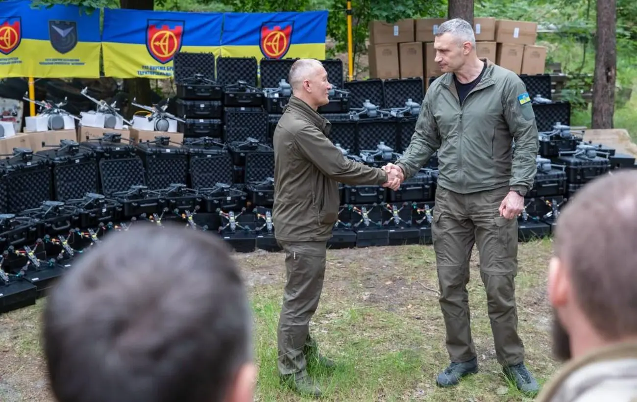 Дві бригади ТрО і ЗСУ отримали 2400 дронів і 5 вантажівок від Києва, - Кличко