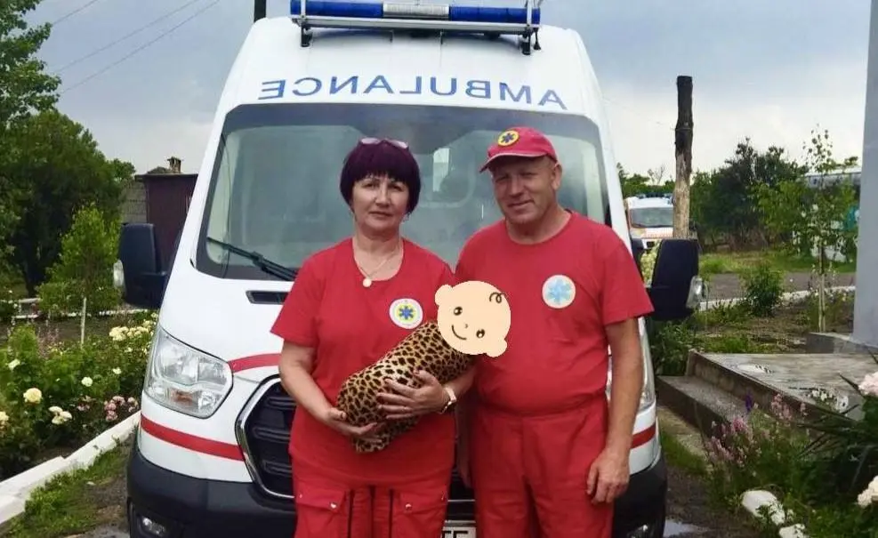 Приймали пологи в дорозі: на Одещині жінка народила дитину в кареті швидкої
