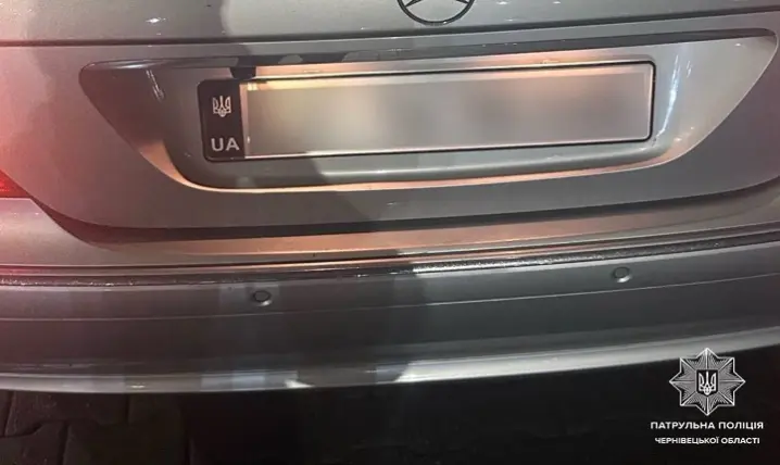 У Чернівцях затримали водія авто, номерний знак якого не відповідав держстандарту