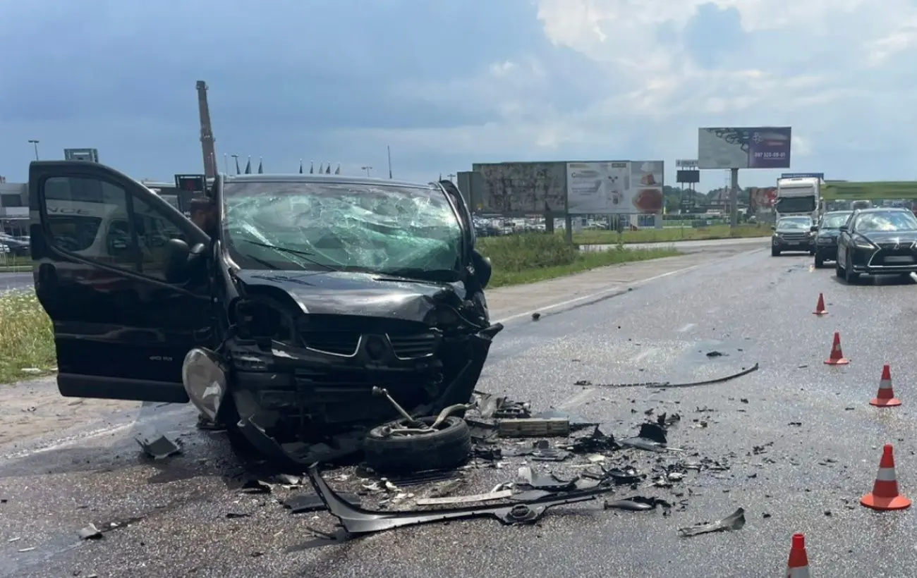 Під Львовом 21-річний на BMW в'їхав в мікроавтобус: сім людей у лікарні (фото)
