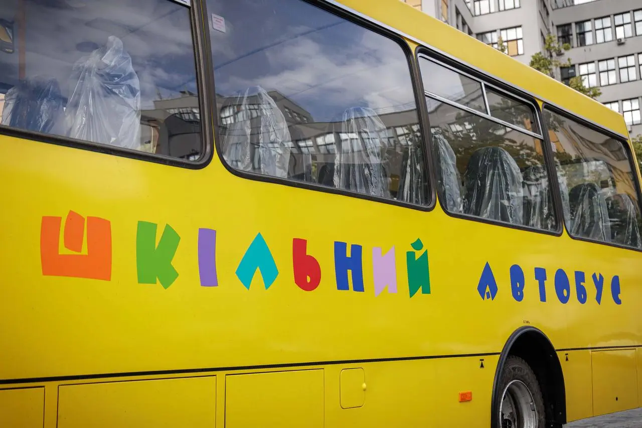 Нові шкільні автобуси отримала Харківщина: яким ліцеям передали (фото)