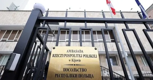 Вночі під російський обстріл у Києві потрапили посольства Польщі та Євросоюзу