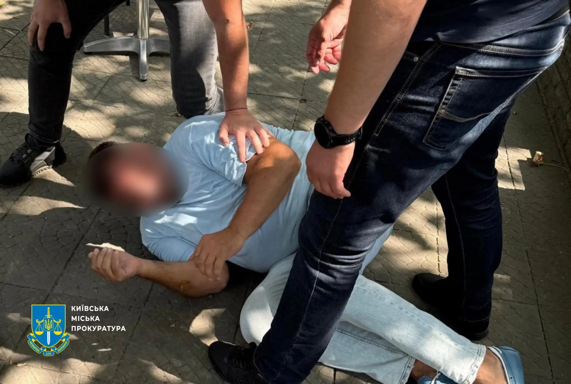 Правоохоронці затримали шахрая, який за 25 тис. євро обіцяв працевлаштувати дівчину на керівну посаду до Офісу генпрокурора