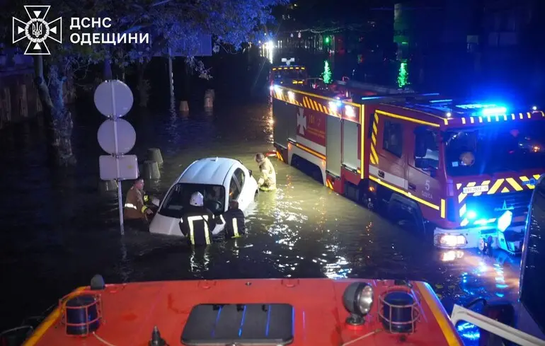 Вже відомо про дев'ятьох загиблих через негоду в Одесі. ДСНС показала фото наслідків сильного дощу