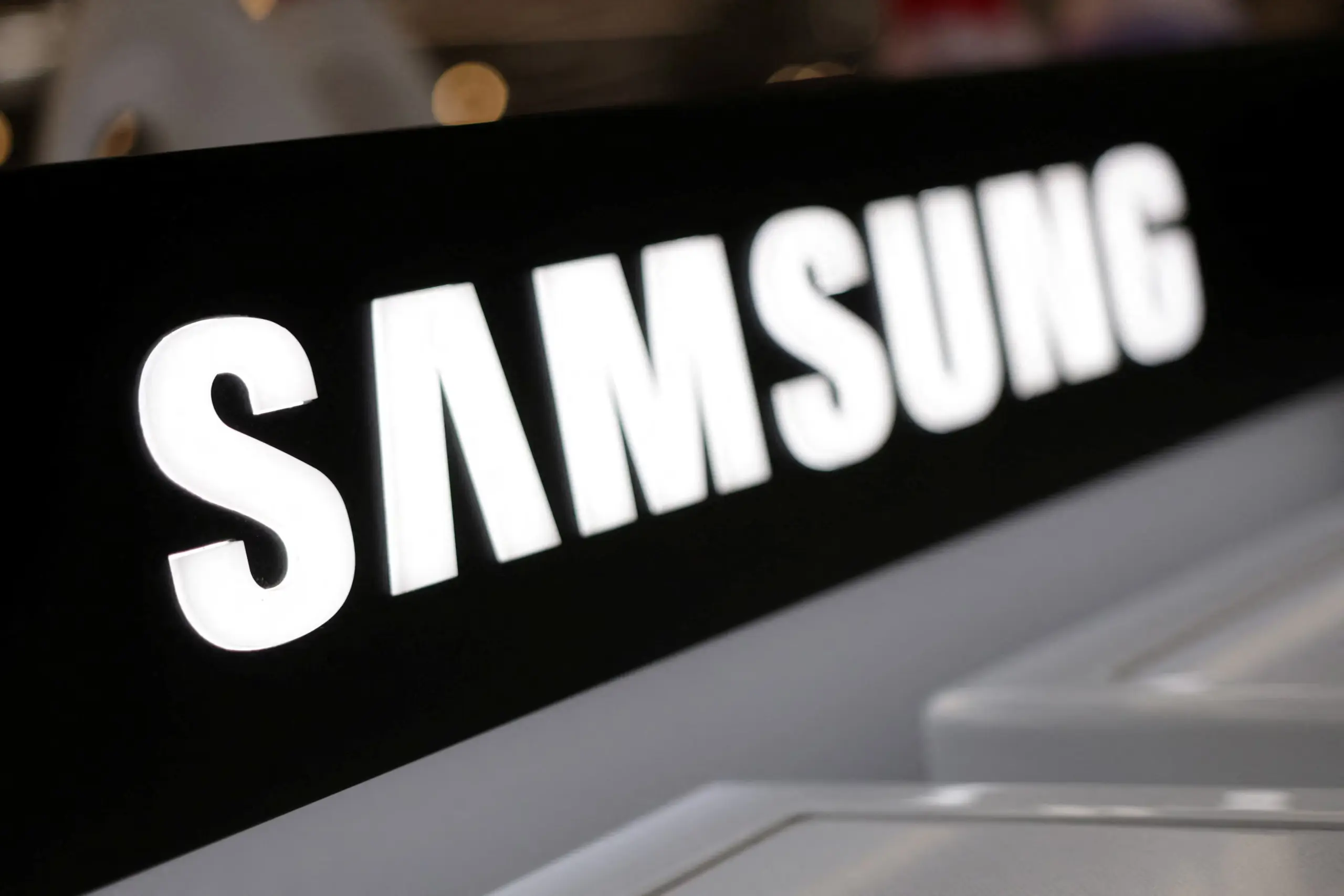 Samsung показала другий тизер надтонкого складного смартфона Galaxy Fold 7