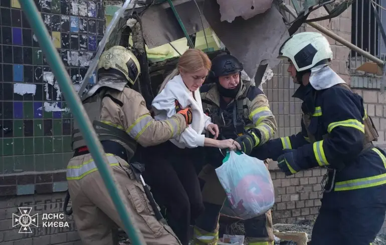 У Києві впав цілий підʼїзд багатоповерхівки, вже відомо про чотирьох загиблих, рятувальники шукають людей під завалами — МВС