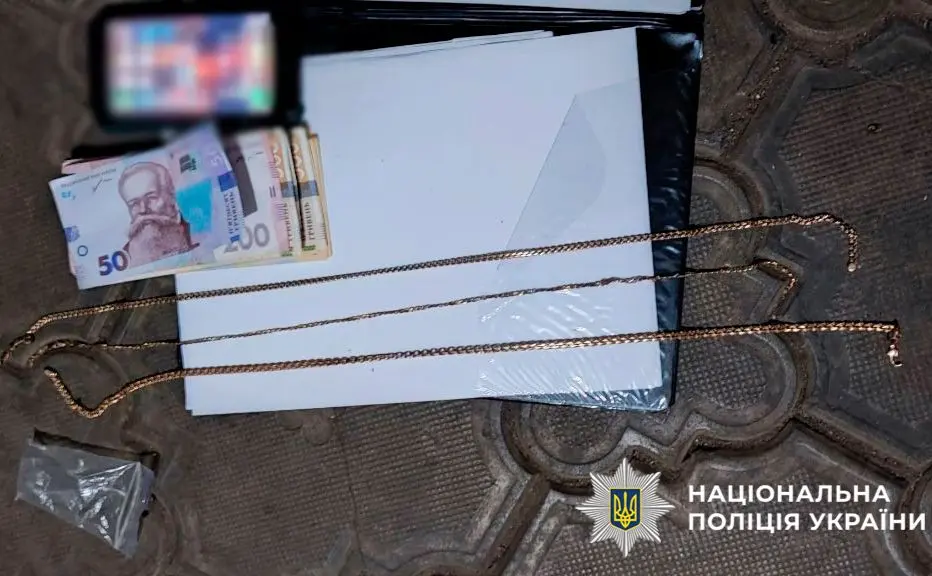 Зірвав з перехожих прикрас на 110 тисяч гривень: поліція Києва затримала грабіжника