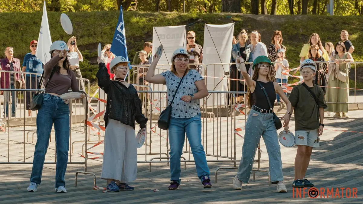 "Тарілка щастя": у Дніпрі на День міста люди били тарілки у парку Шевченка