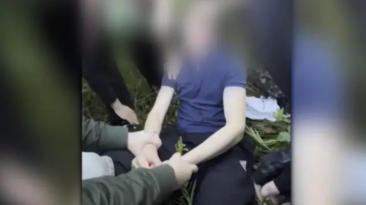 Били і малювали нацистські символи. У Польщі підлітки вчинили самосуд над українцем