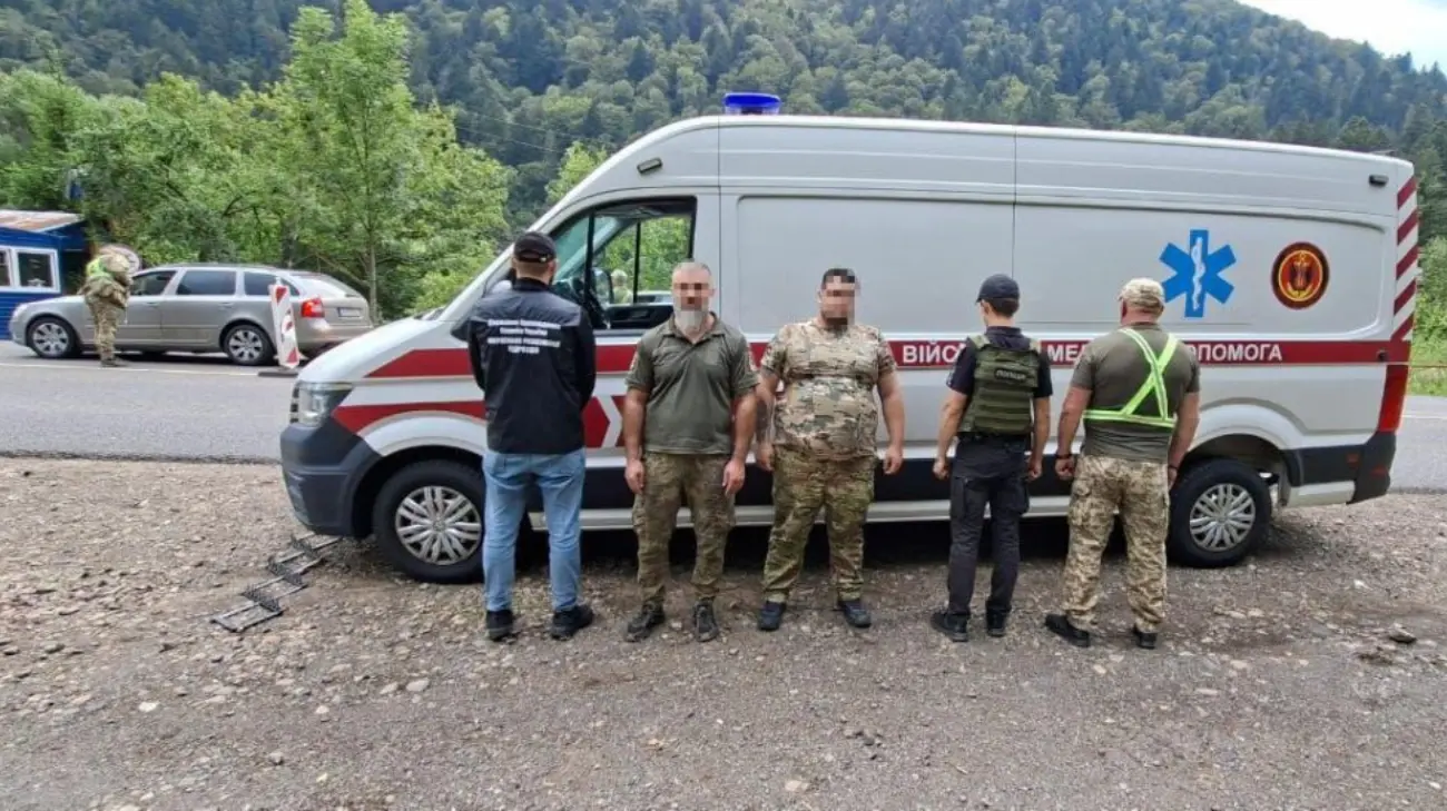 Затримали фальшиву машину медевакуації, якою до кордону з Румунією везли незаконного "пасажира"