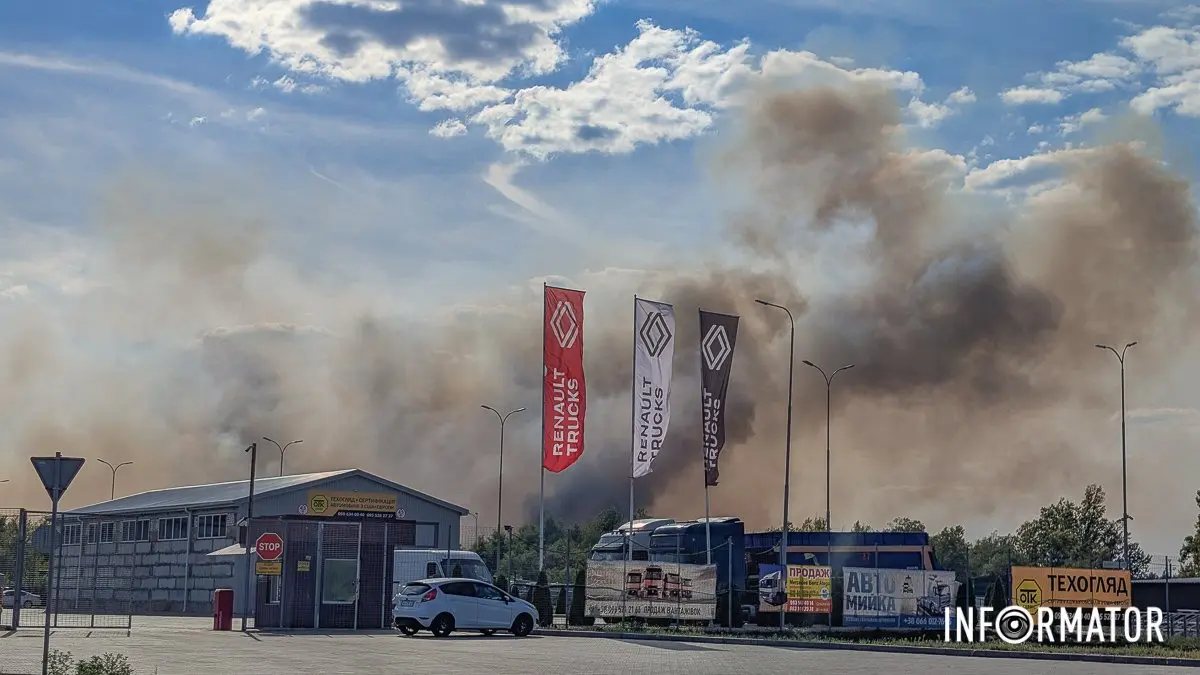 Стовп диму видно з міста: на виїзді з Дніпра виникла масштабна пожежа