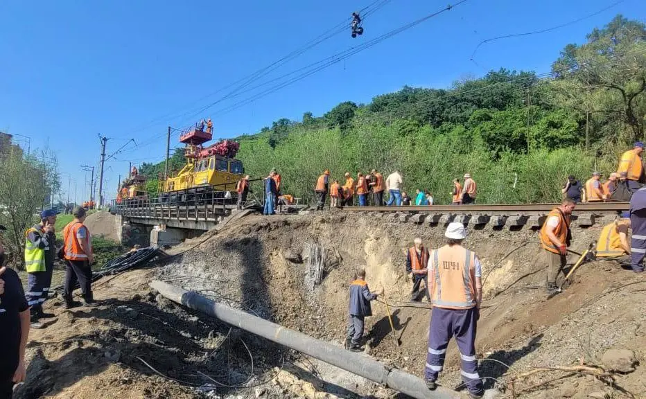 Пошкоджену російським обстрілом залізничну ділянку під Києвом, відремонтують до кінця дня. ВІДЕО
