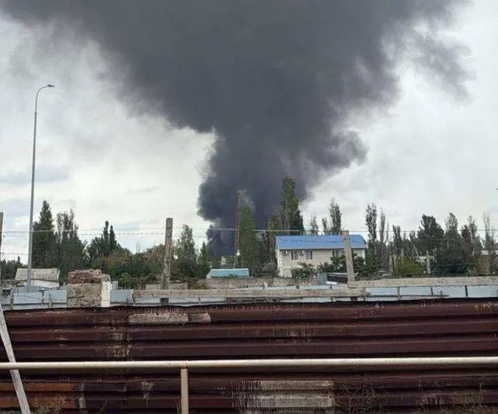 В Феодосии пожар на нефтебазе. Россияне заявили о "неудачных сварочных работах"