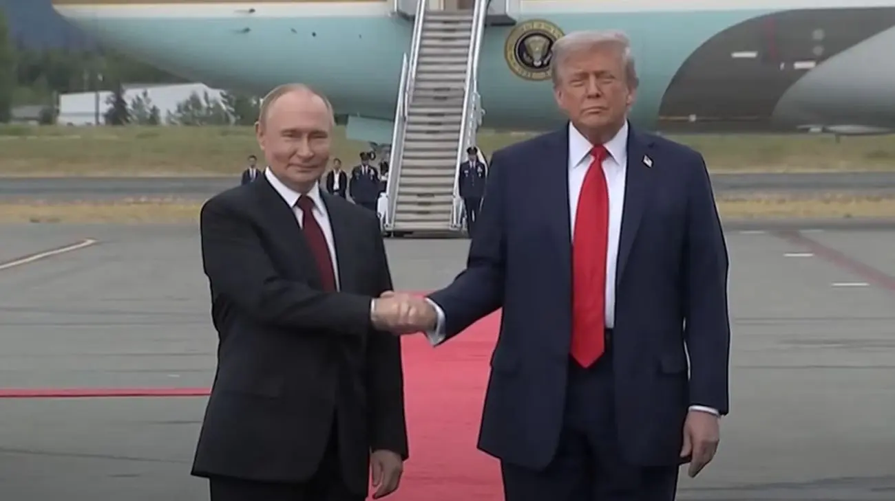 Трамп і Путін зустрілись на червоній доріжці та потисли руки. Переговори почались