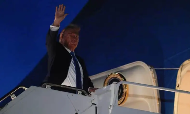 FT: Трамп завчасно покинув саміт G7 через Зеленського та Макрона