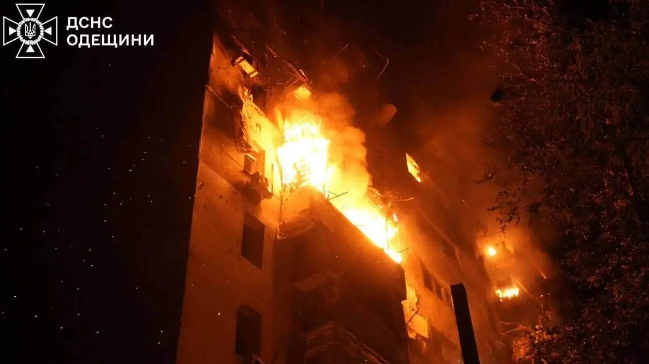 Рятувальники показали наслідки атаки ворожих дронів на Одесу