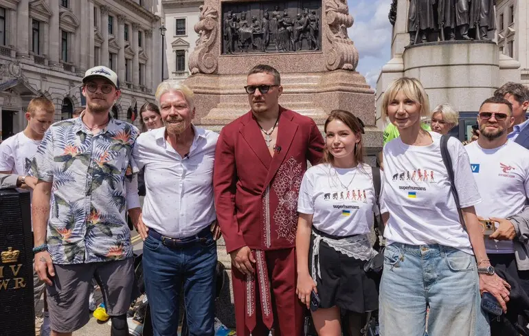 “Світ почув нас”: у Лондоні відкрили артсимвол-нагадування про військових з ампутаціями 