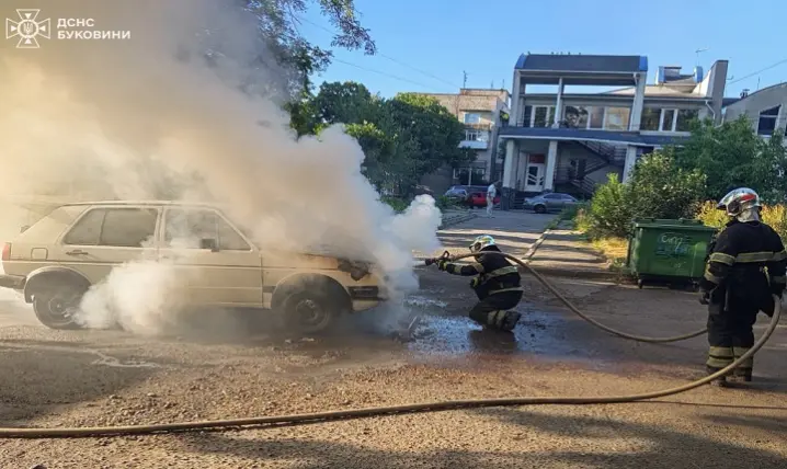 У Чернівцях через коротке замикання горів автомобіль