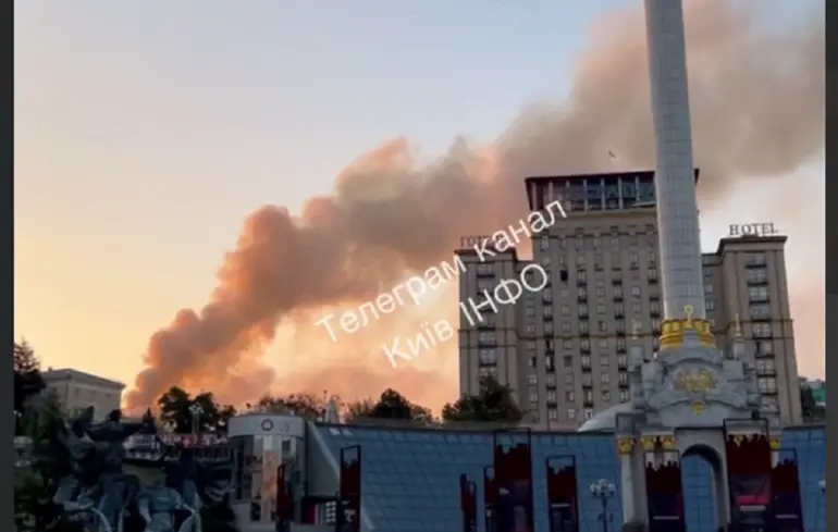 В Києві через падіння уламків БпЛА загорілась будівля Кабміну