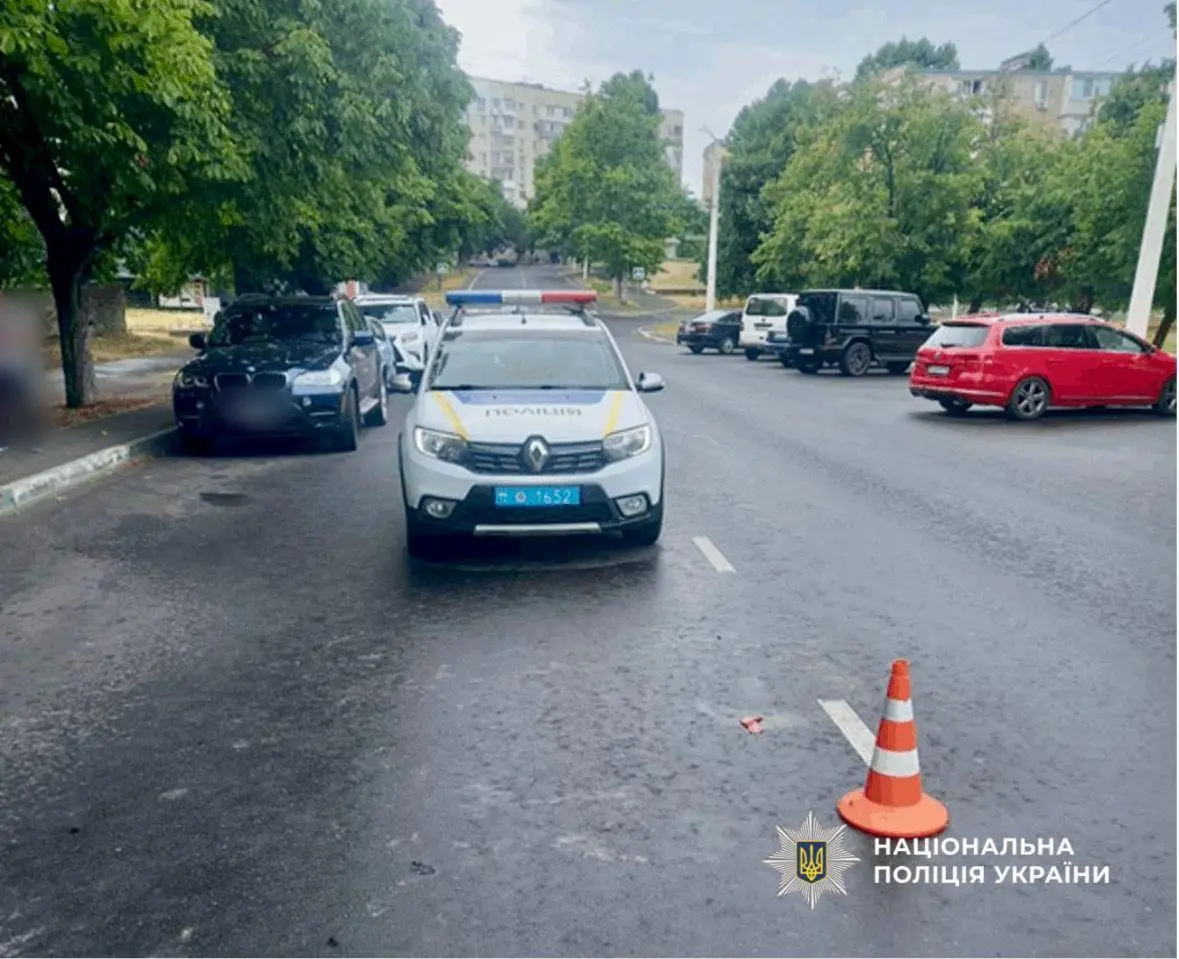 Під Одесою мопед врізався у відчинені двері авто: постраждала дівчина