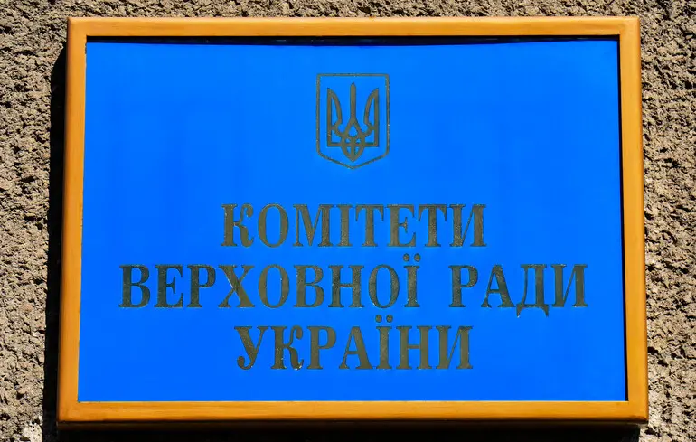 Поправки у закритих комітетах можуть змінювати суть законів – Зеленському нагадали, що він пів року не підписує закон