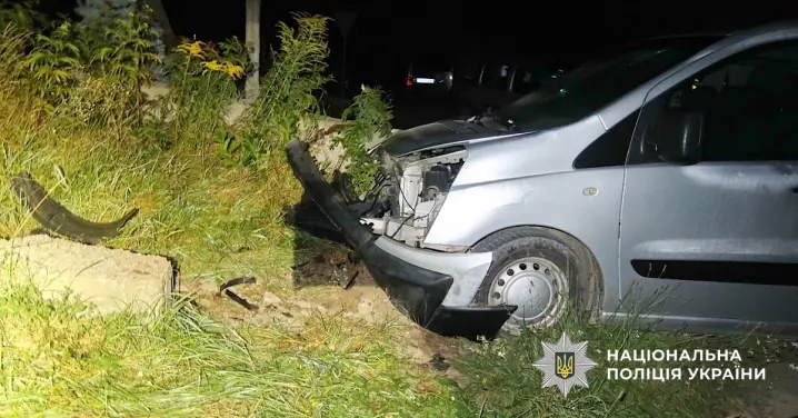 На Буковині атомобіль в'їхав у бетонну споруду. Неповнолітнього хлопця та жінку госпіталізували