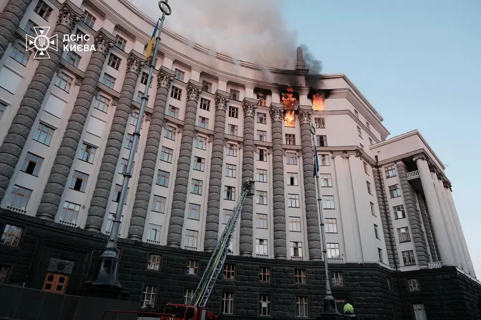 Внаслідок нічної ворожої атаки горіла будівля Кабміну