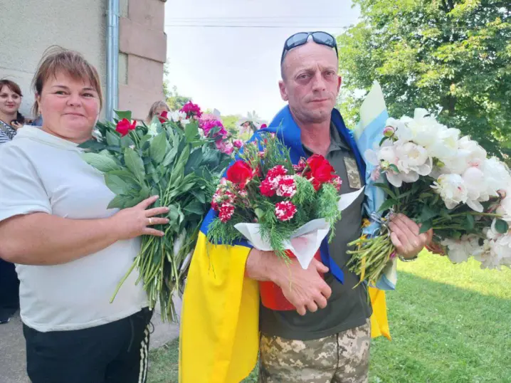 У селі Верхні Синівці зустріли військового Віталія Дамаскіна, якого повернули з полону