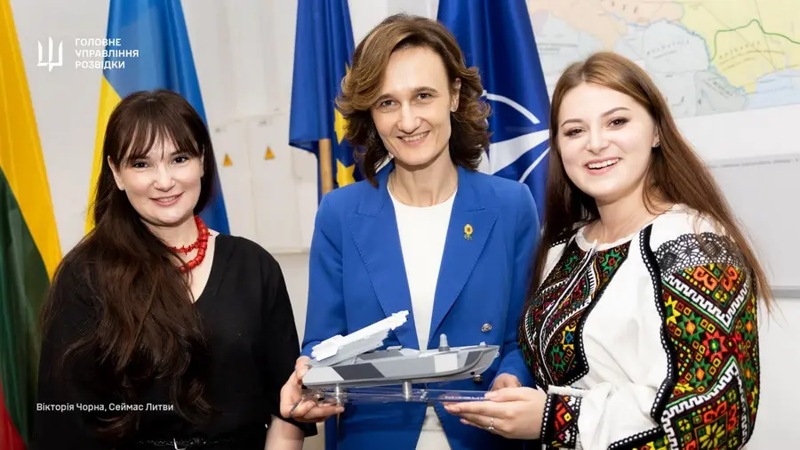 У парламенті Литви відкрилась виставка Діани Подолянчук з Вінниці, частина робіт присвячена ГУР