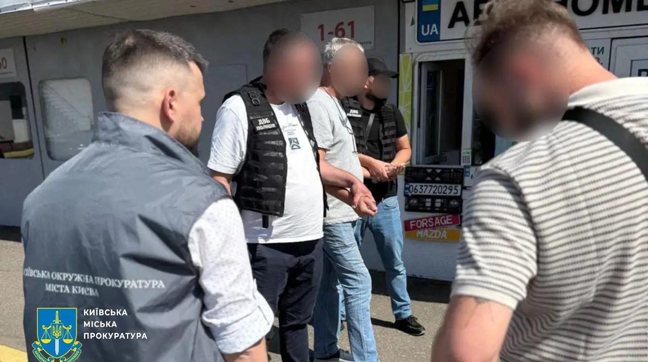  Затримали киянина, який за гроші допомагав з реєстрацією авто